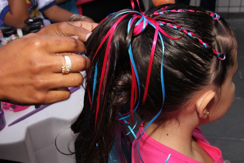 Penteado festa infantil com fitas / tranças com fitas penteado